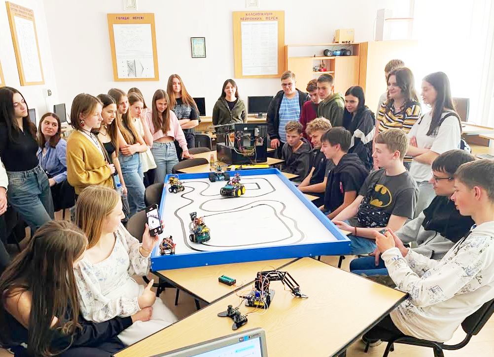 Знайомство з лабораторією робототехніки